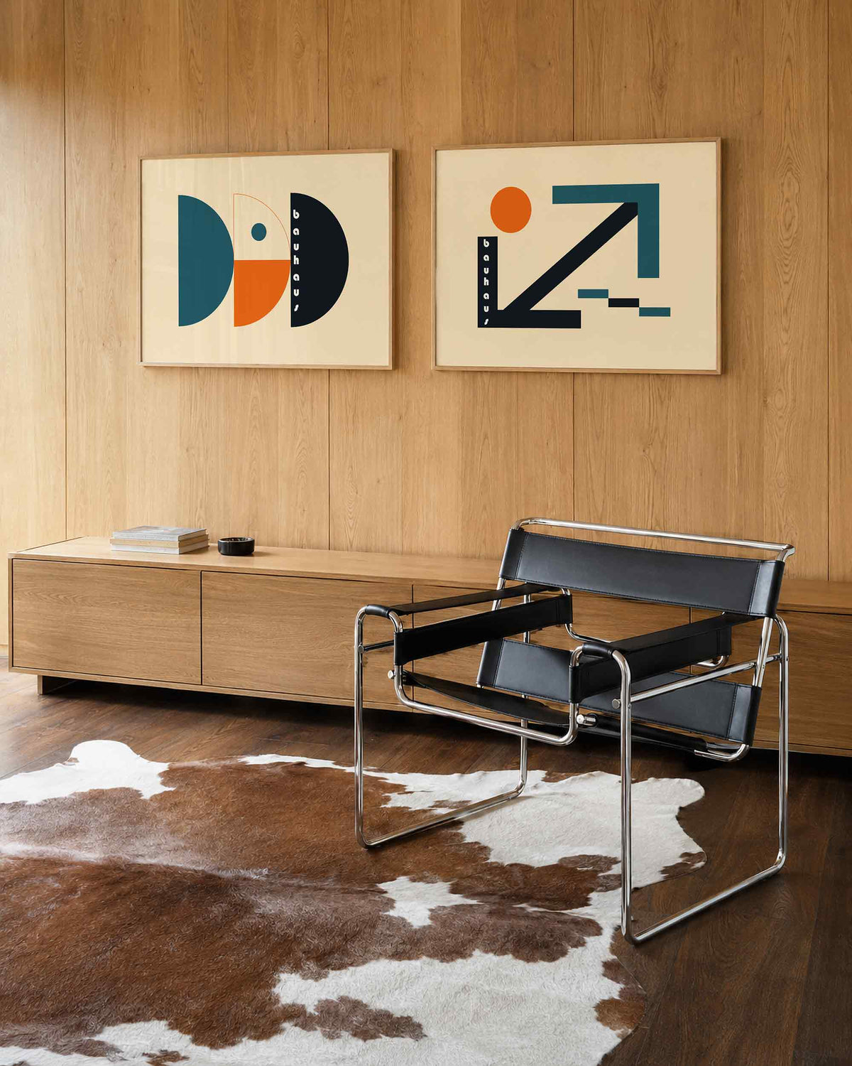 Interieurmockup van tweedelige landscape-posterset met halve cirkels en diagonale baan