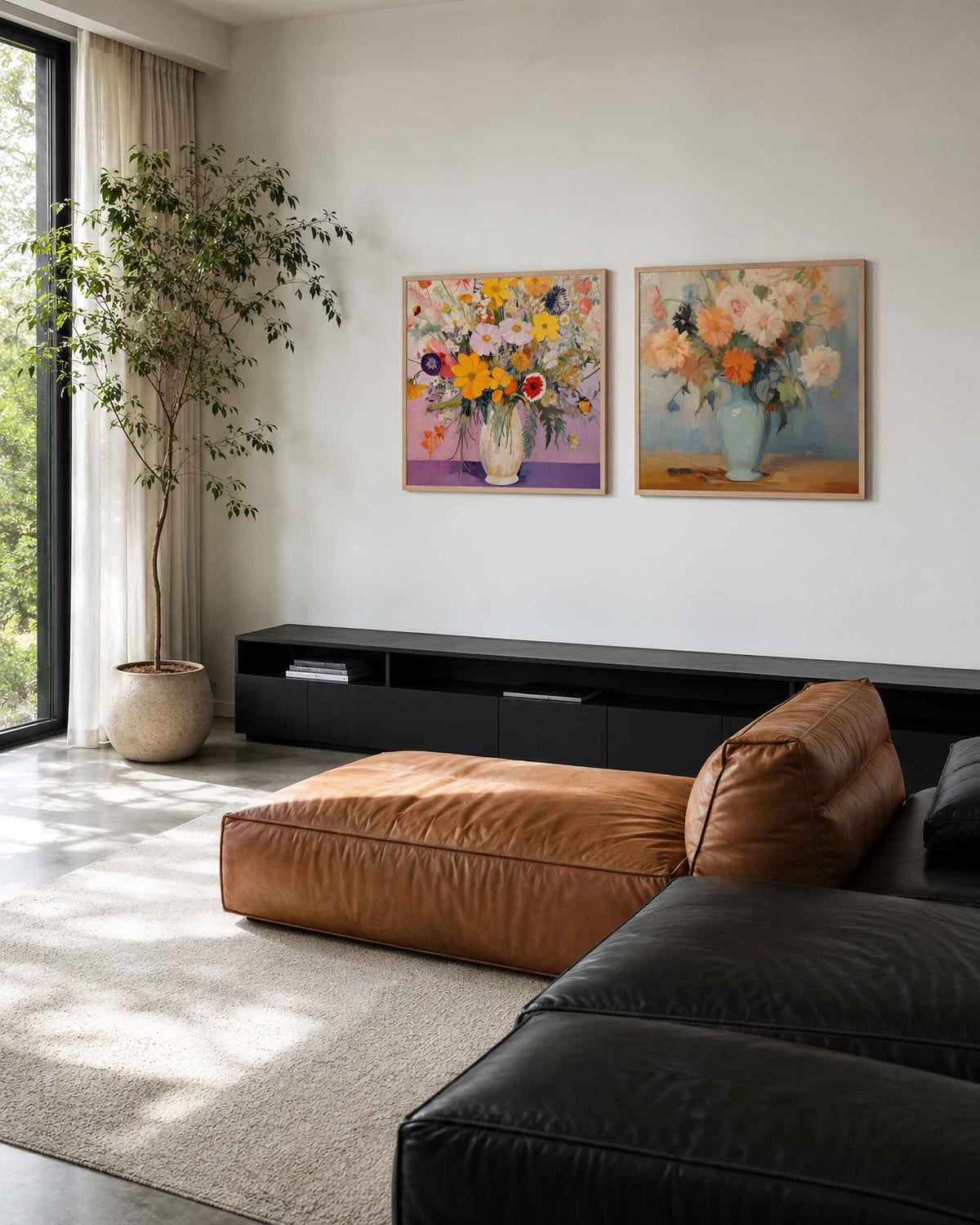 Interieurpresentatie van een tweedelige vierkante posterset met bloemen in vazen