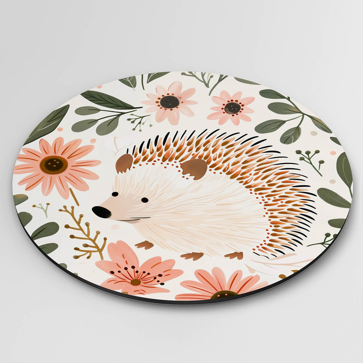 Egel en bloemen Muurcirkel – detailweergave – Een egel omringd door roze bloemen en groene bladeren.