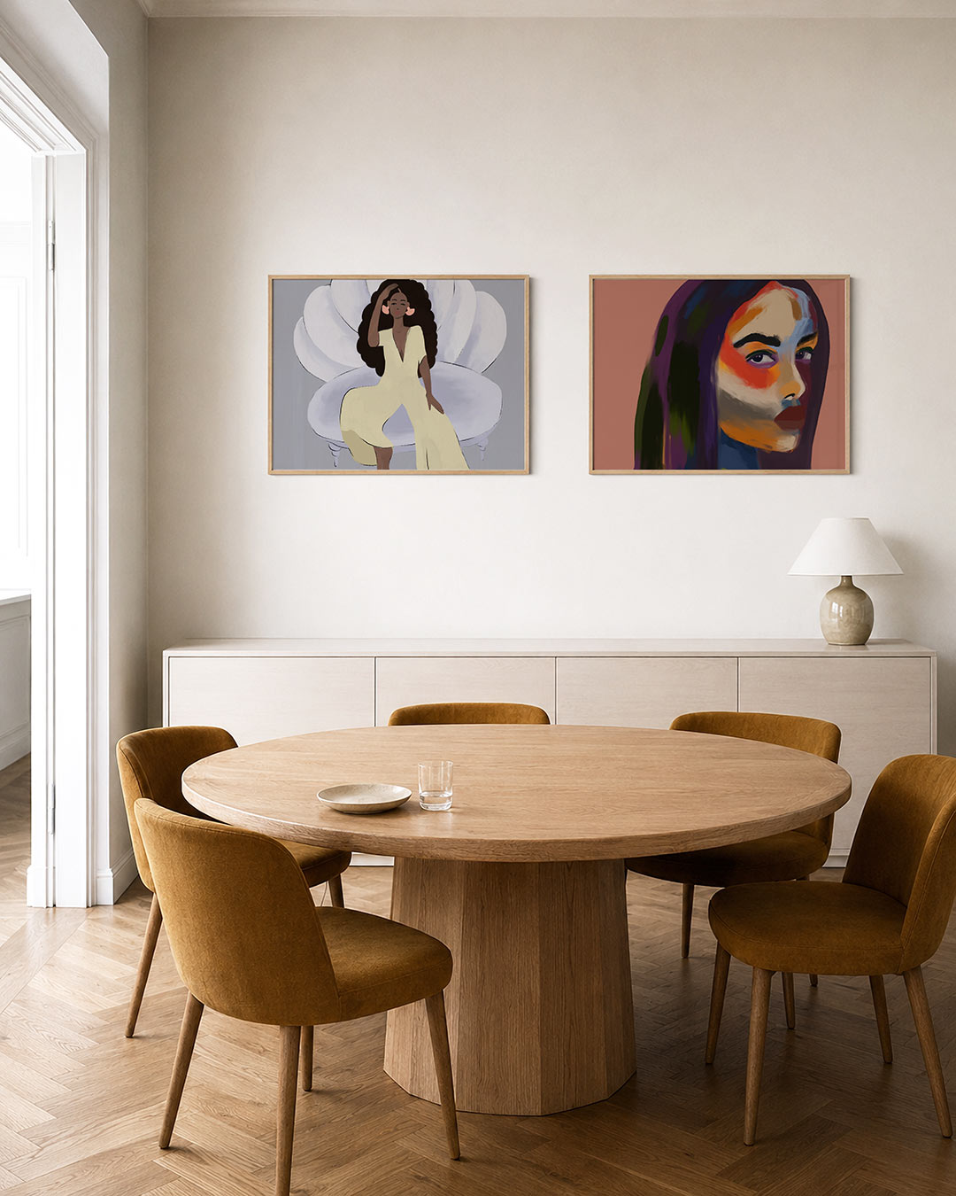 Interieurpresentatie van twee posters met een vrouw in een vloeiende, lichtgele jurk op een schelpvormige stoel