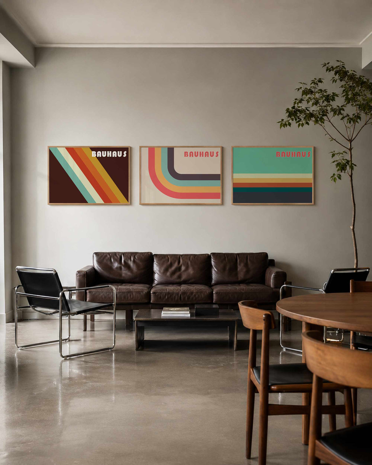 Interieurmockup van drieluik landscape-posterset met kleurbanen en lettervormen