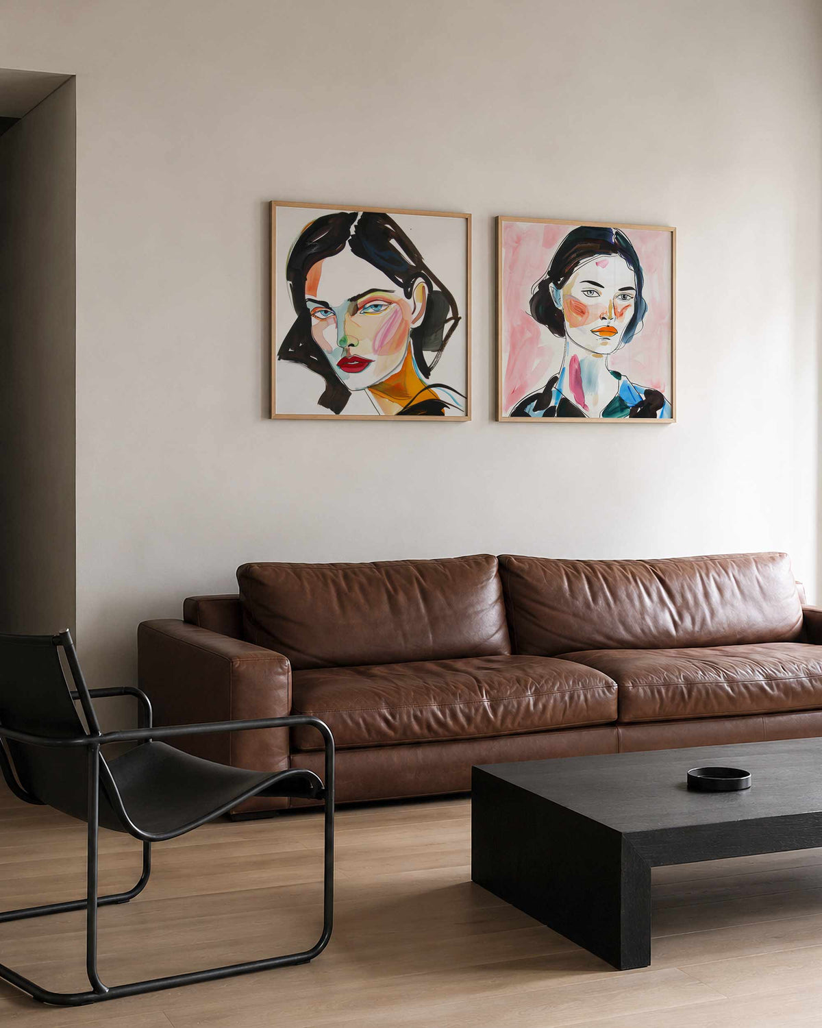 Interieurpresentatie van een tweedelige vierkante posterset met portretten van vrouwen