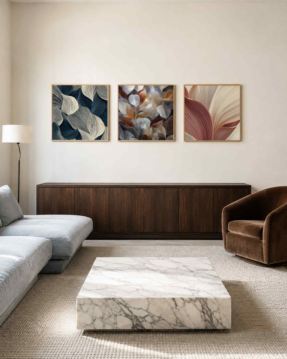 Interieurpresentatie van een driedelige vierkante posterset met abstracte bladvormen