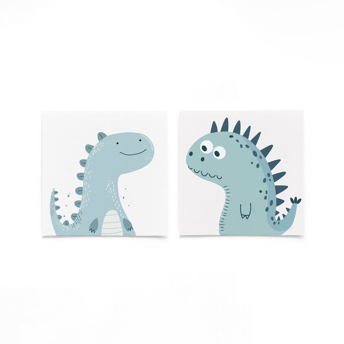 Twee vierkante posters met vrolijke dinosaurussen op een gebroken witte achtergrond