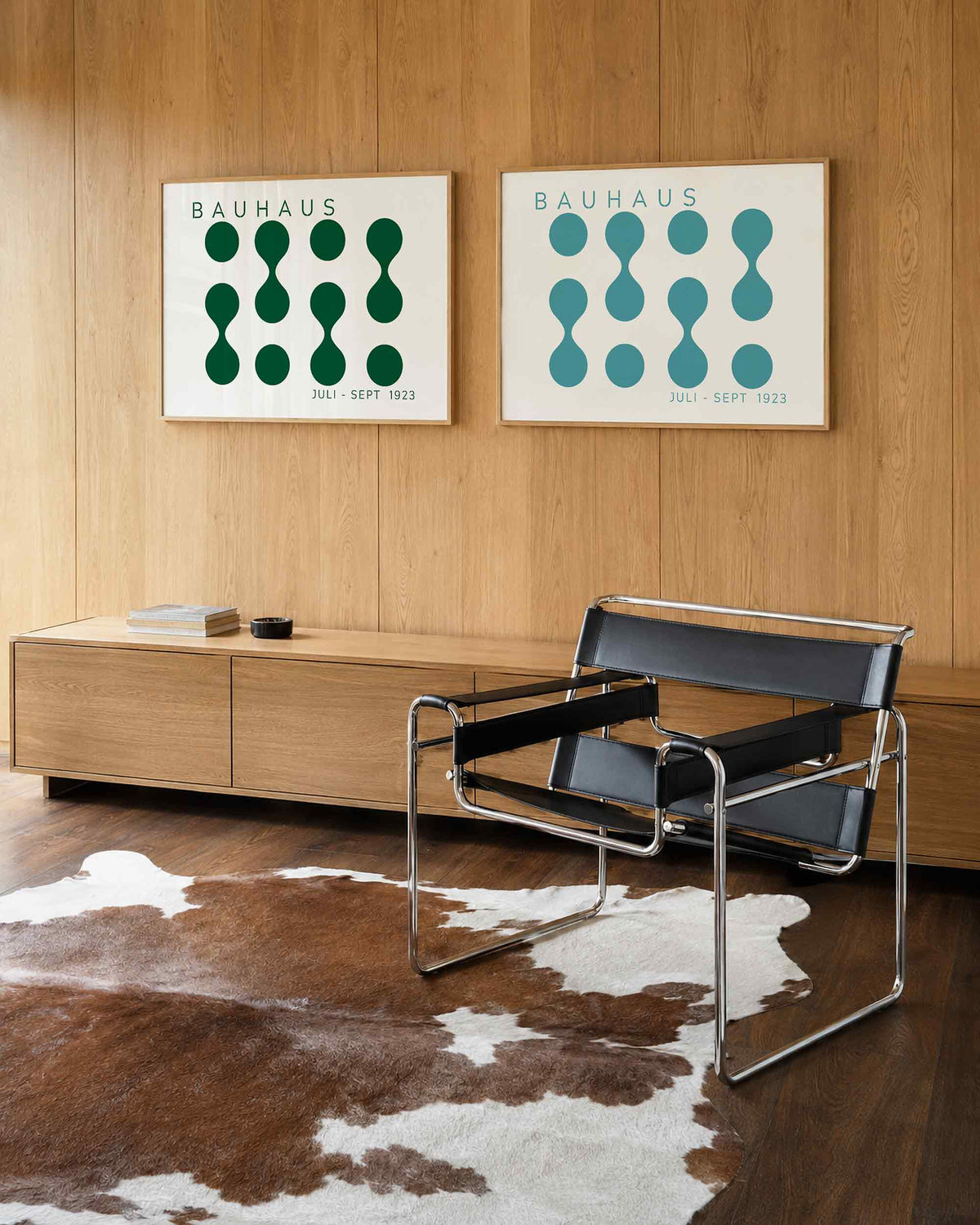 Interieurmockup van tweedelige landscape-posterset met groene en turquoise cirkels