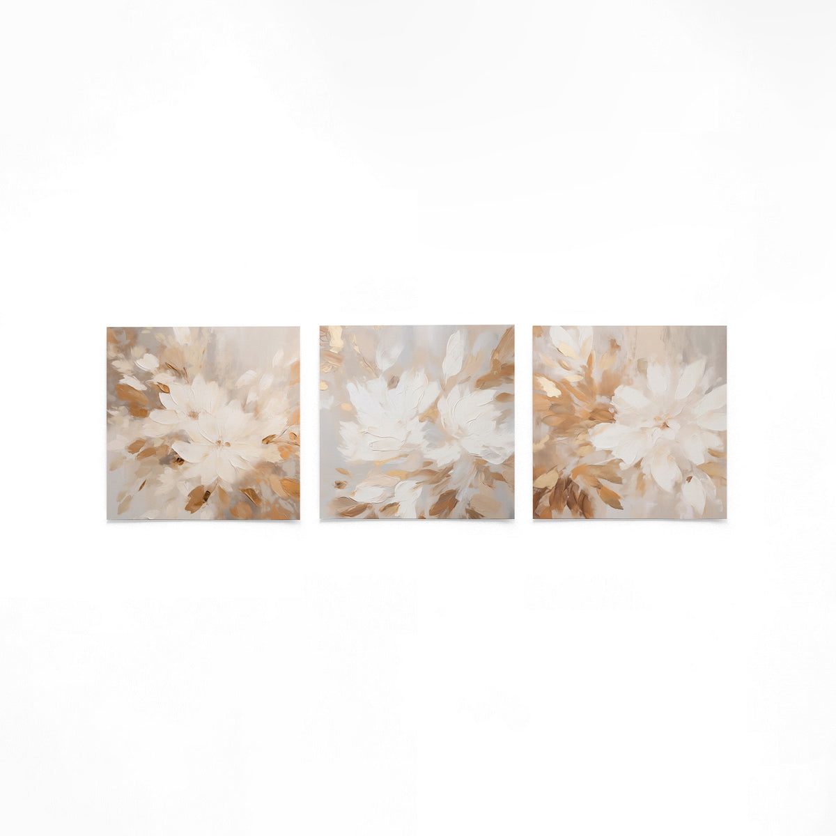 Drie vierkante posters met abstracte bloemen op een gebroken witte achtergrond
