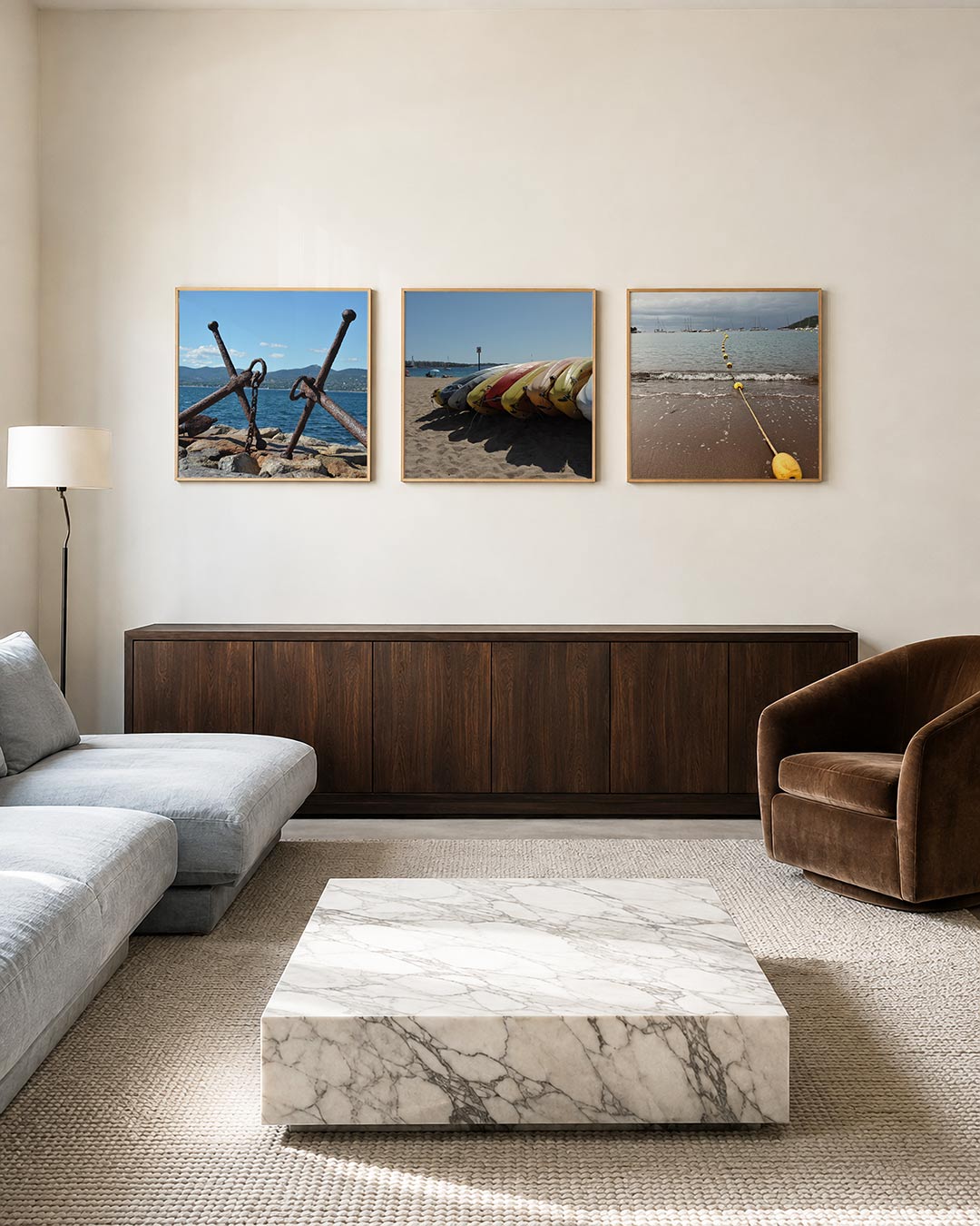 Interieur met vierkant fotografisch drieluik aan zee en aanmeer – Gerald Emming