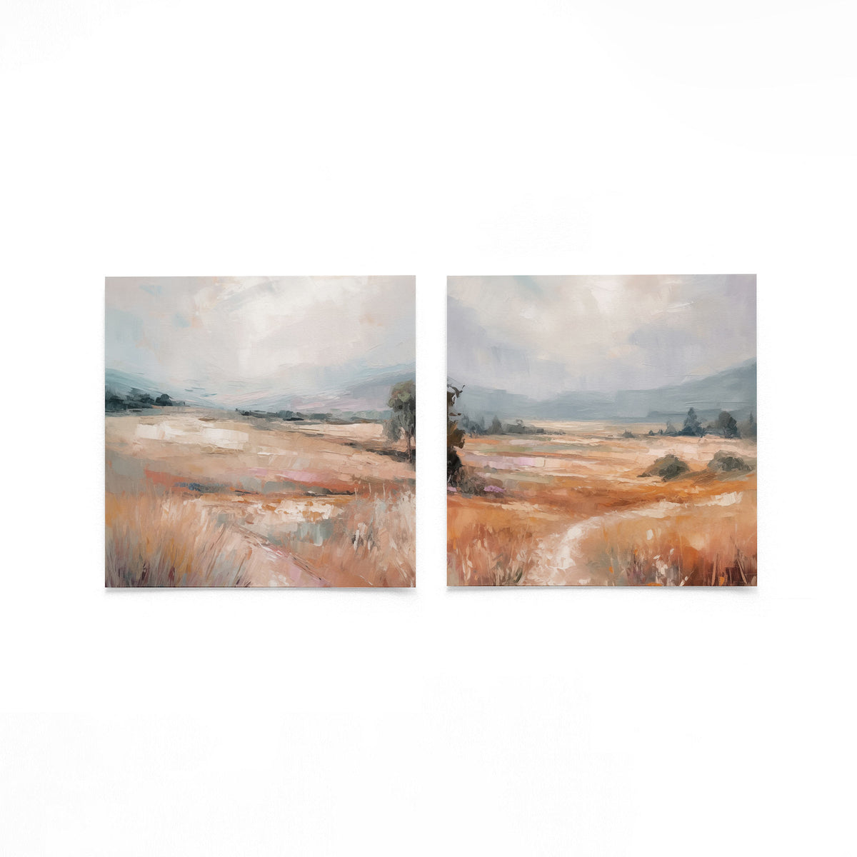 Twee vierkante posters met abstracte landschappen op een gebroken witte achtergrond
