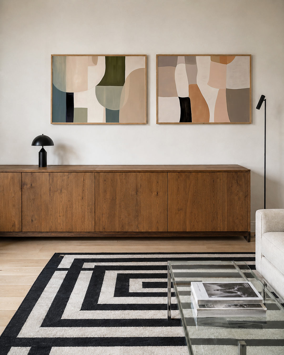 Twee liggende posters met zachte, overlappende kleurvlakken in aardetinten, aan de muur in een interieur