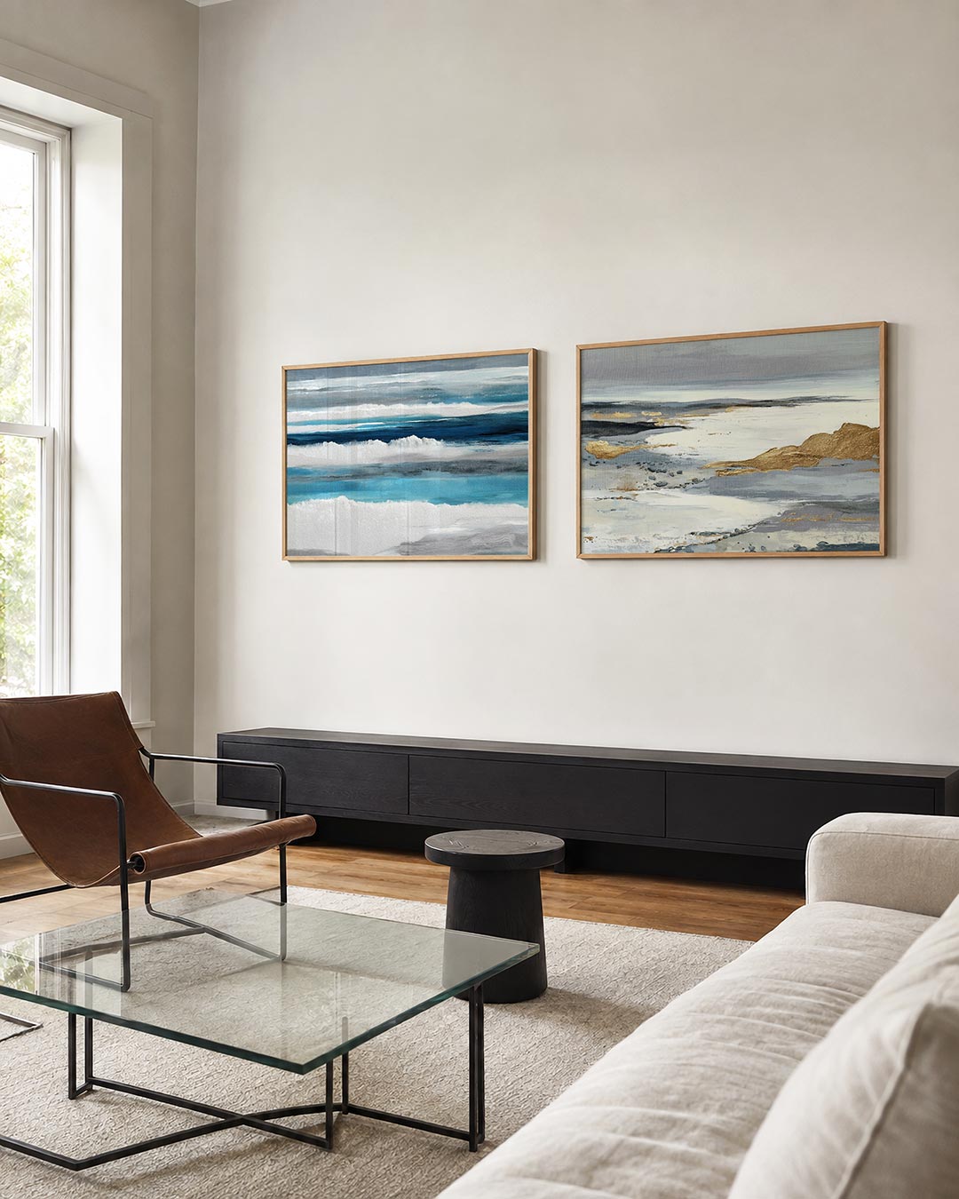 Twee liggende posters met horizontale kleurvlakken in blauw, wit en grijs, aan de muur in een interieur