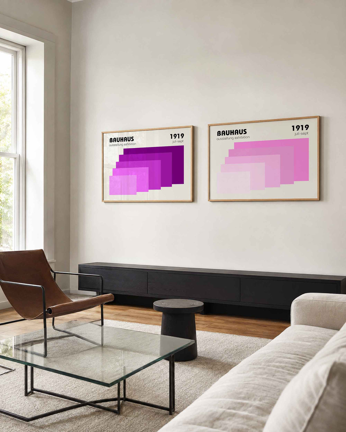 Interieurmockup van tweedelige landscape-posterset met roze en paarse vlakken
