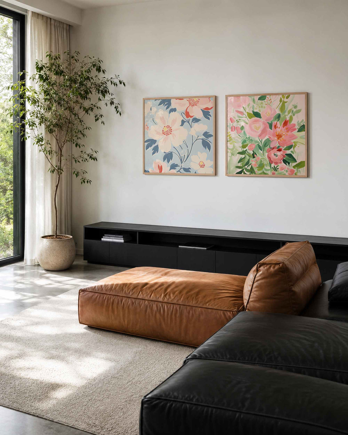 Interieurpresentatie van een tweedelige vierkante posterset met bloemen en bladeren
