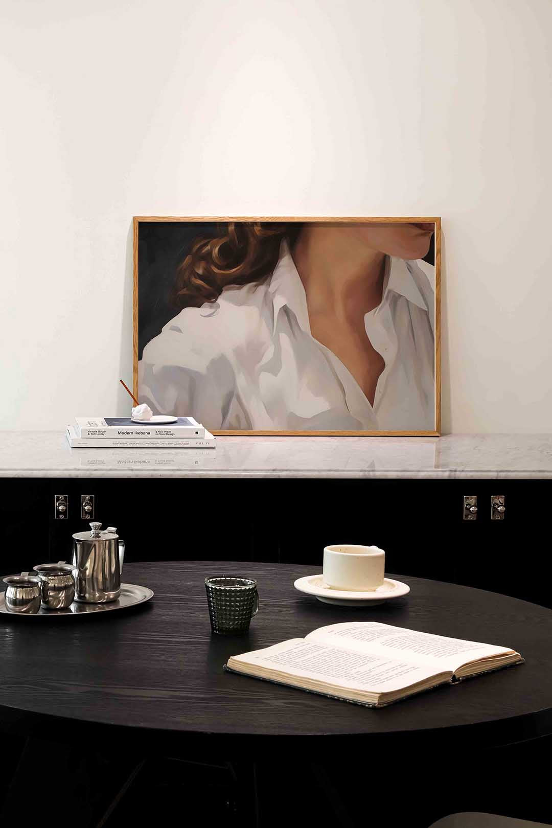 Witte blouse en krullend haar Poster