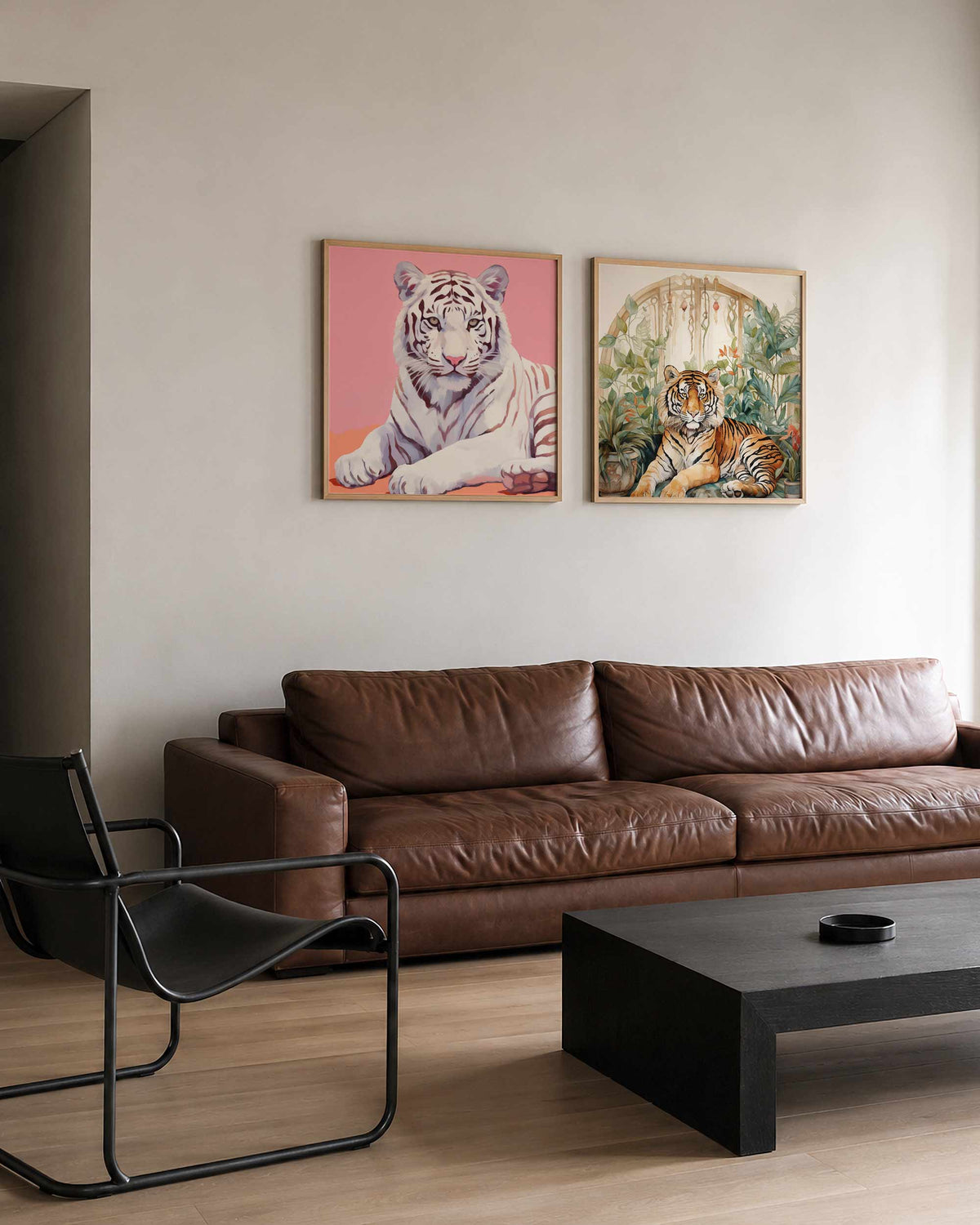 Interieurpresentatie van een tweedelige vierkante posterset met witte en oranje tijgers