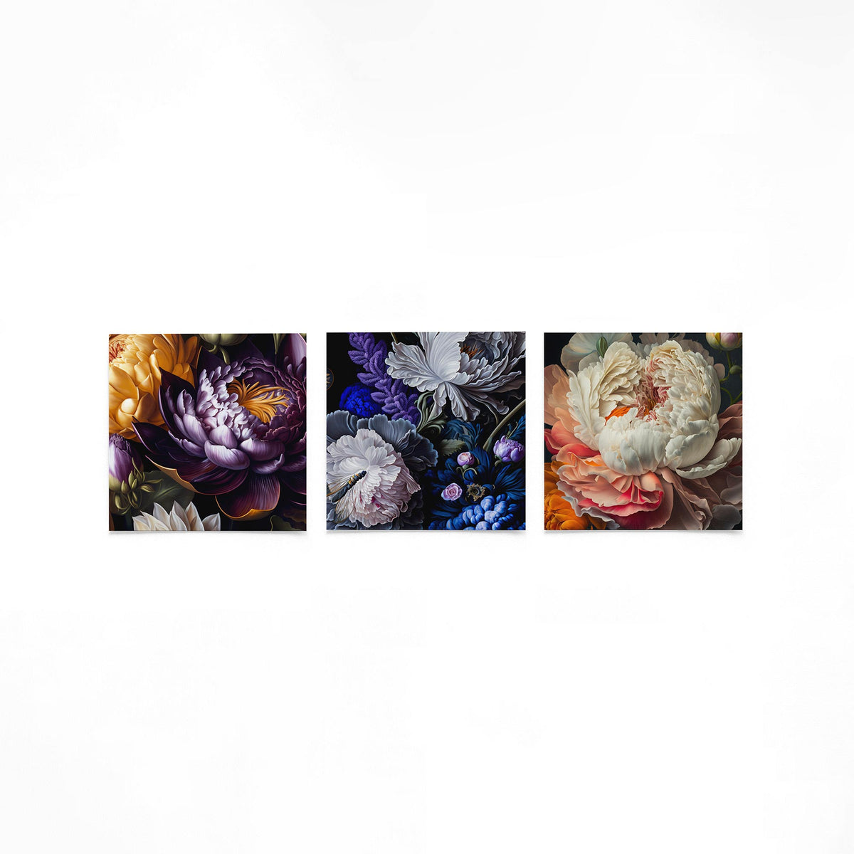 Drie vierkante posters met kleurrijke bloemen op een gebroken witte achtergrond