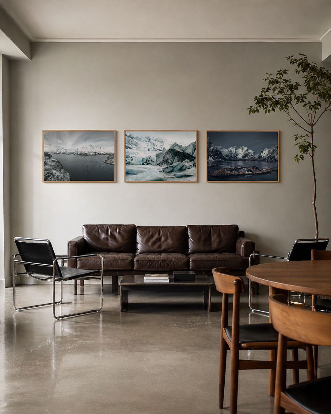Interieur met liggend fotografisch drieluik winterstilte aan het water – Gerald Emming