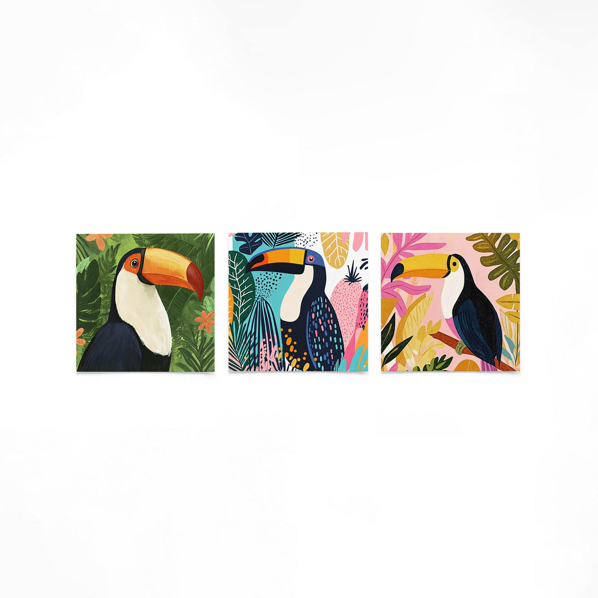 Drie vierkante posters met toekans in tropisch gebladerte op een gebroken witte achtergrond