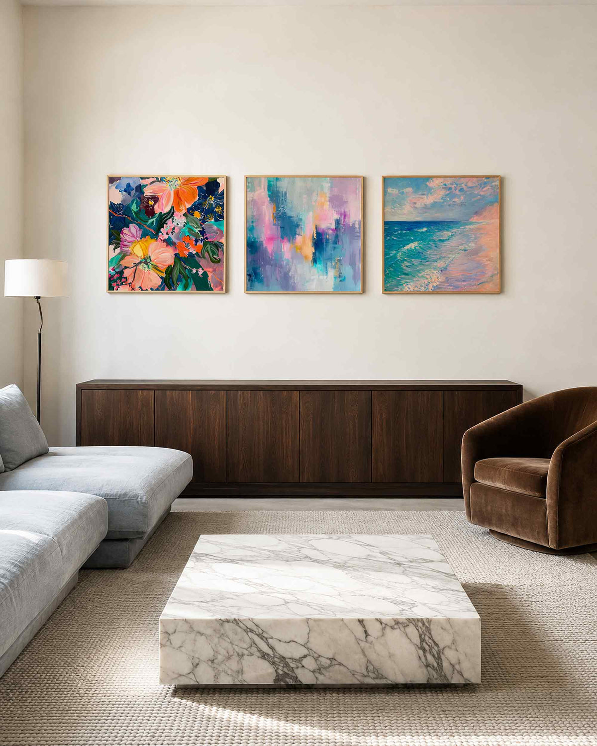 Interieurpresentatie van een driedelige vierkante posterset met bloemen abstract zee
