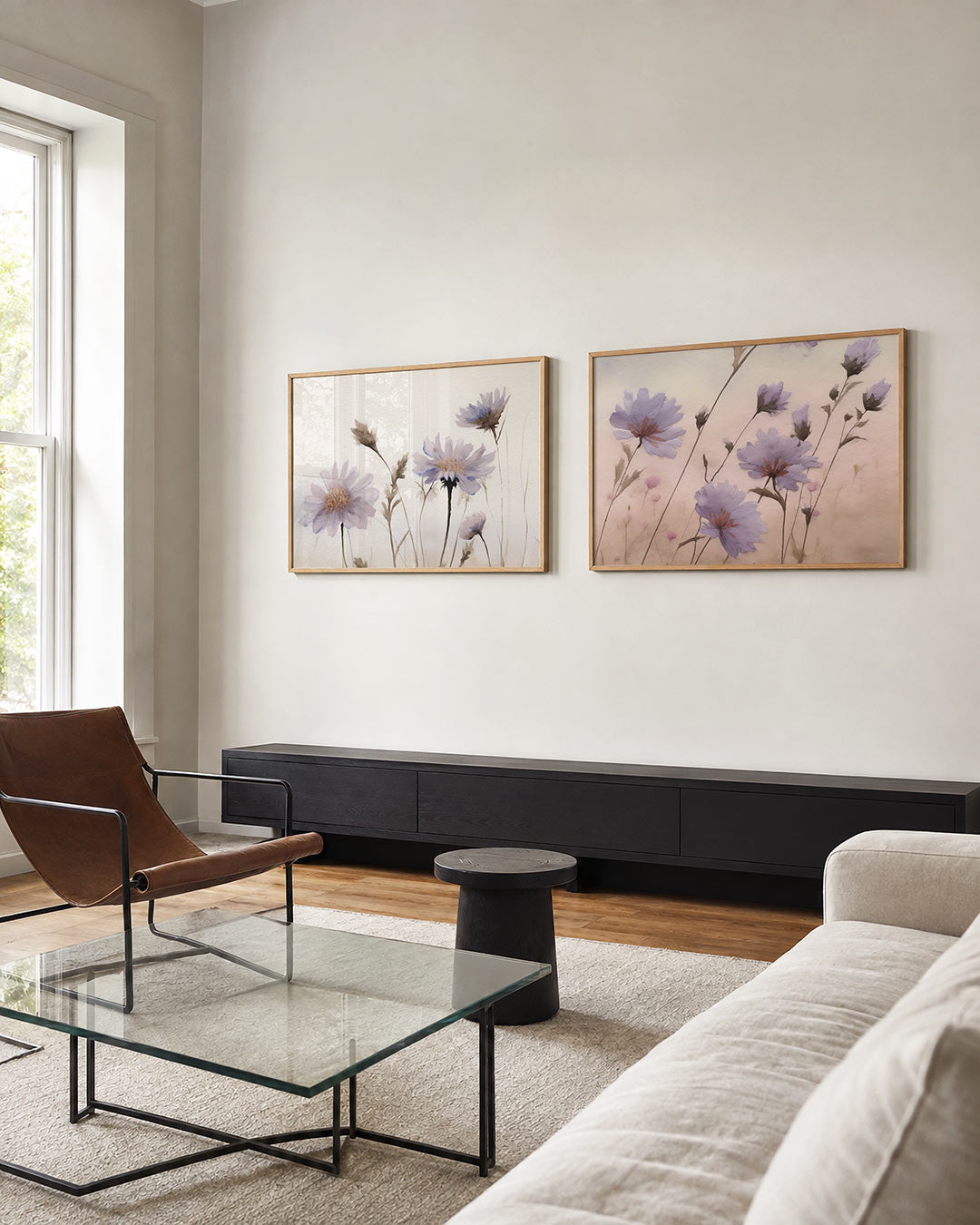 Interieurpresentatie van twee posters met delicate bloemen in zachte pastelkleuren