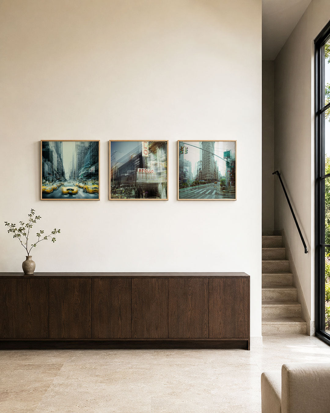 Interieur met vierkant fotografisch drieluik stad in dubbele belichting – Gerald Emming