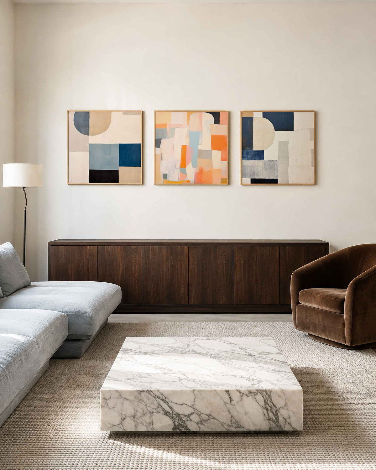 Interieurpresentatie van een driedelige vierkante posterset met abstracte vlakken