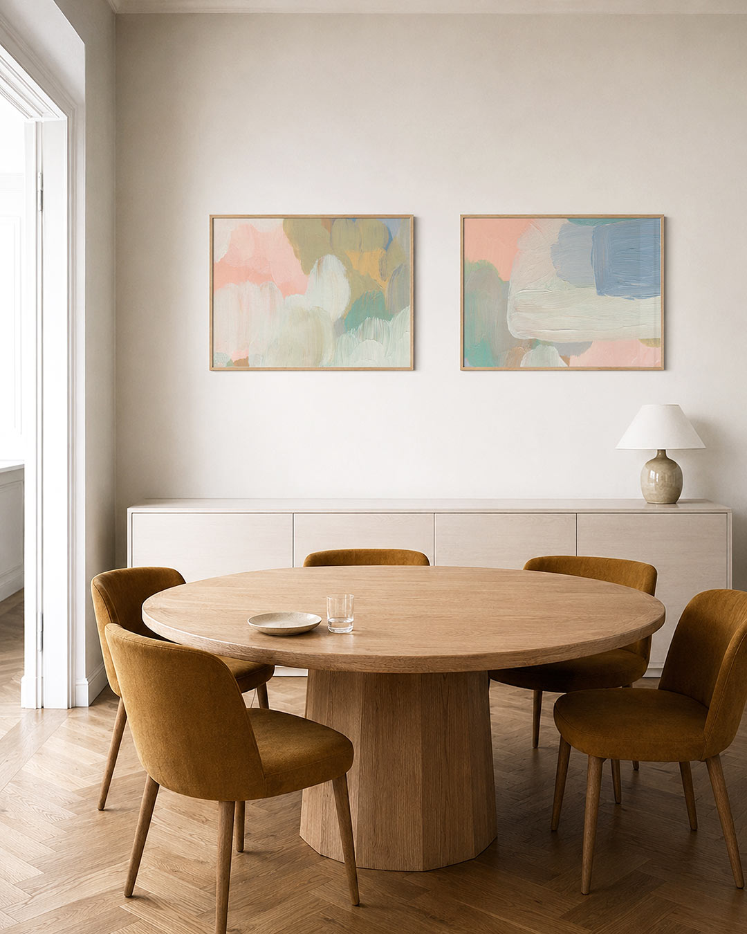 Tweedelige posterset met deze tweedelige posterset heeft zachte pastelkleuren, getoond in een interieur