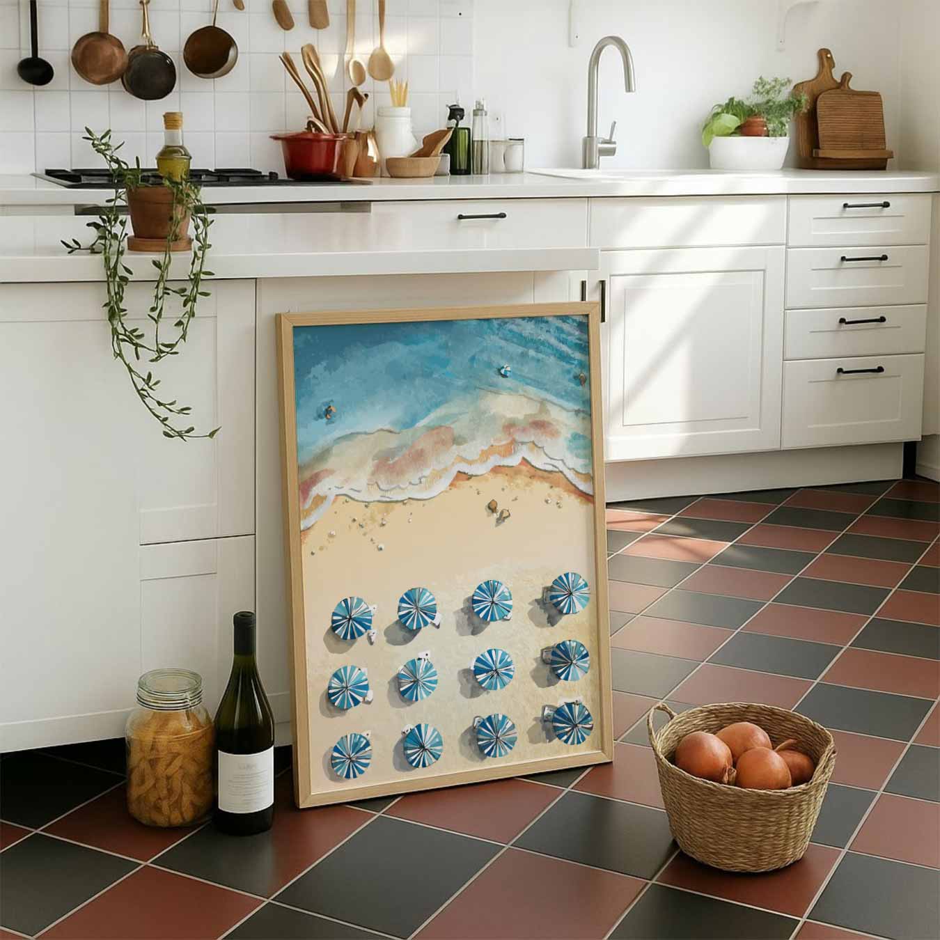 Stranduitzicht met Blauwe Parasolletjes Poster