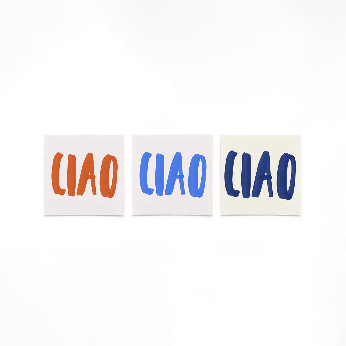 Drie vierkante posters met ciao kleurtypografie op een gebroken witte achtergrond