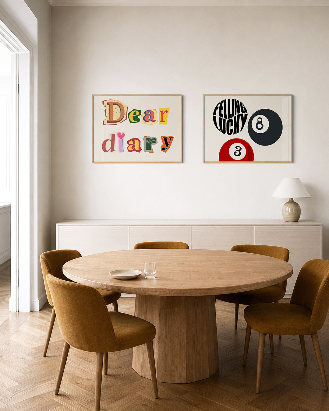 Interieurbeeld met twee liggende posters: een vrolijke mix van letters in diverse kleuren en vormen