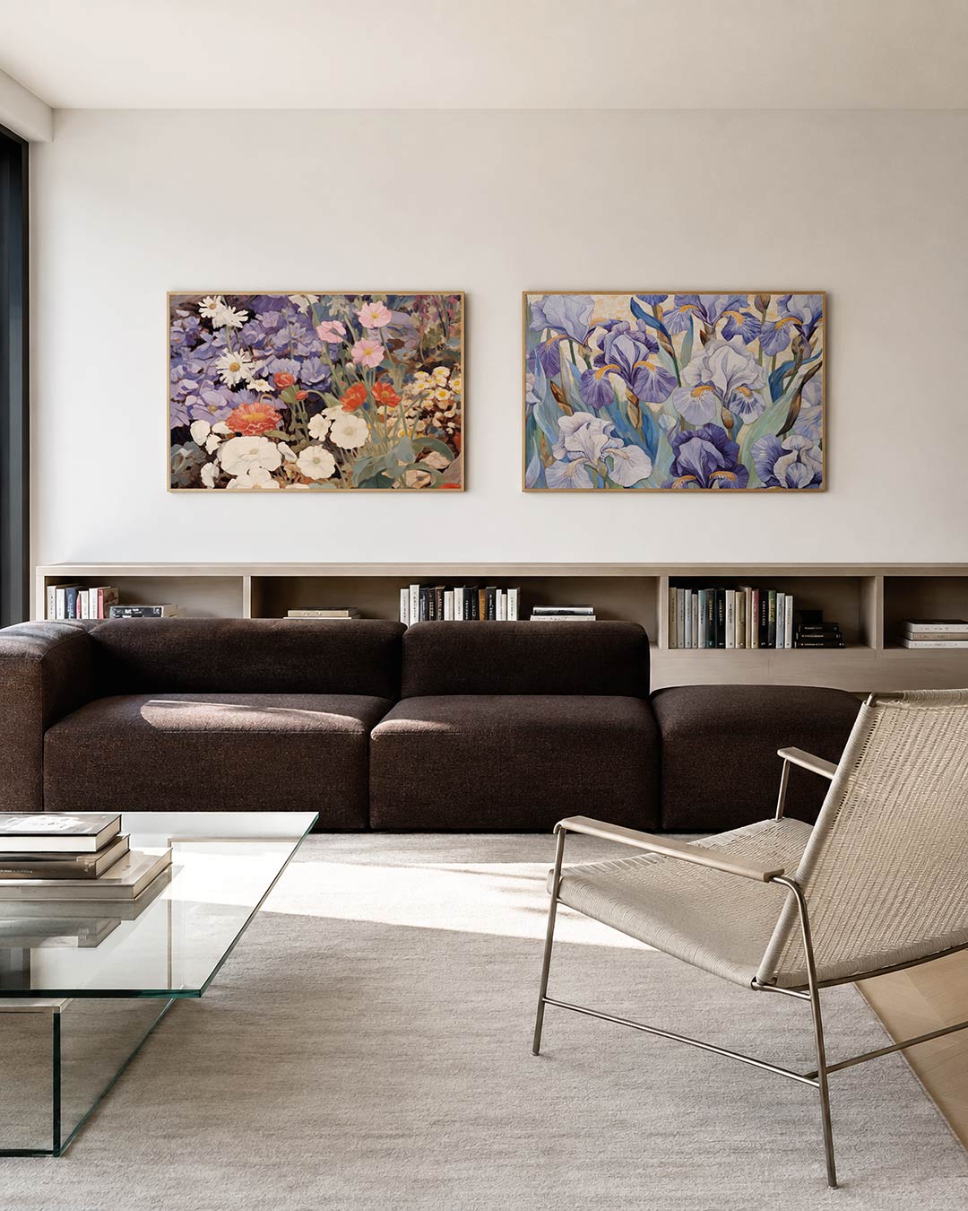 Tweedelige posterset met een levendige verzameling bloemen in zachte kleuren, getoond in een interieur