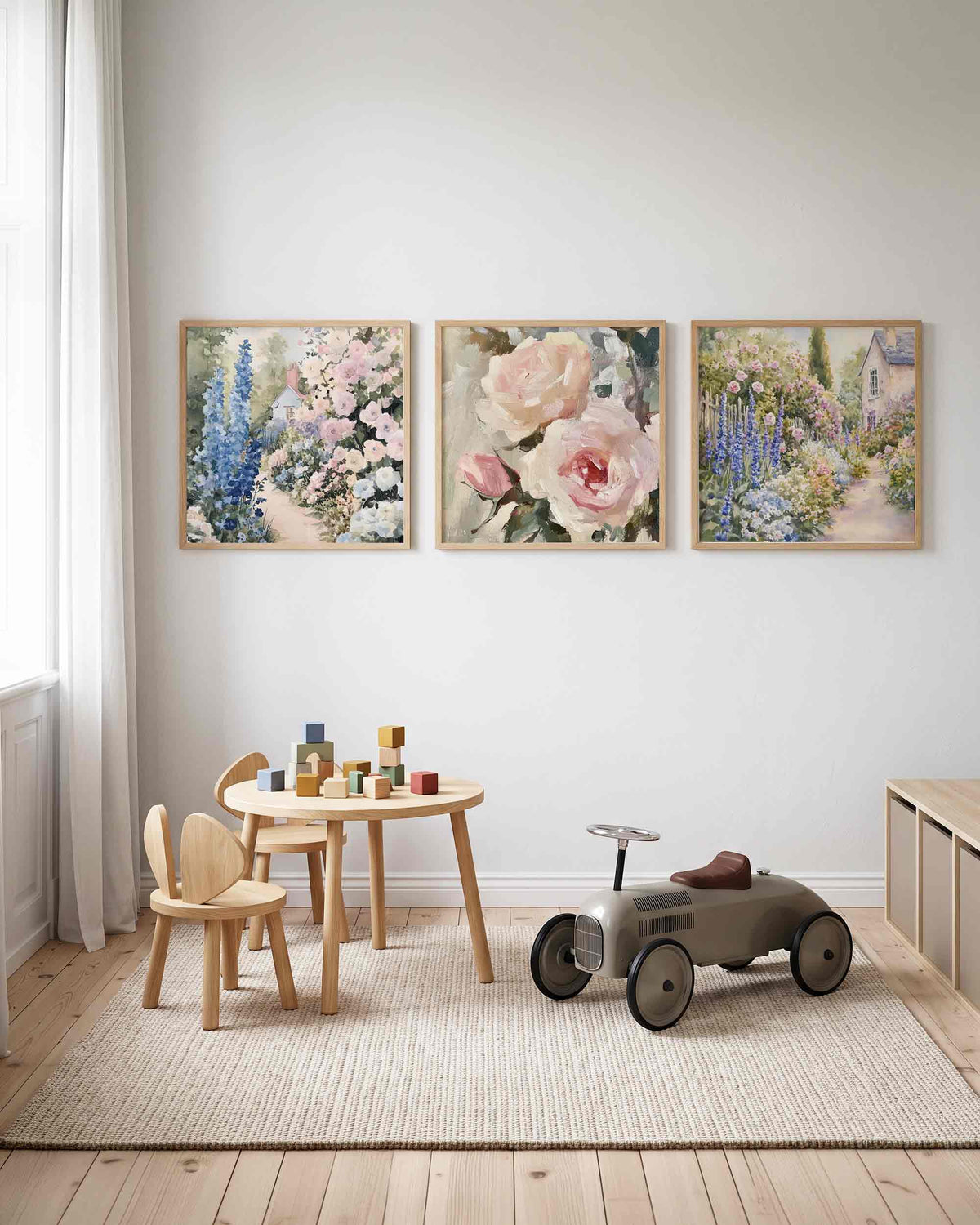 Interieurpresentatie van een driedelige vierkante posterset met bloementuin met huis