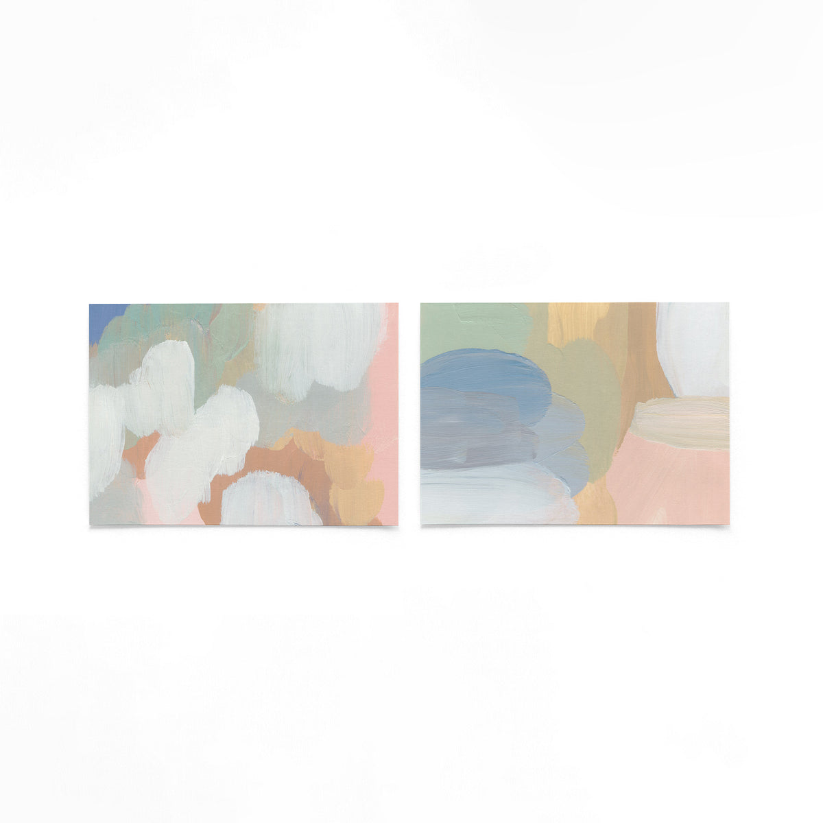 Twee liggende posters met een spel van zachte, vloeiende kleurvlakken in pastelkleuren op een gebroken witte achtergrond