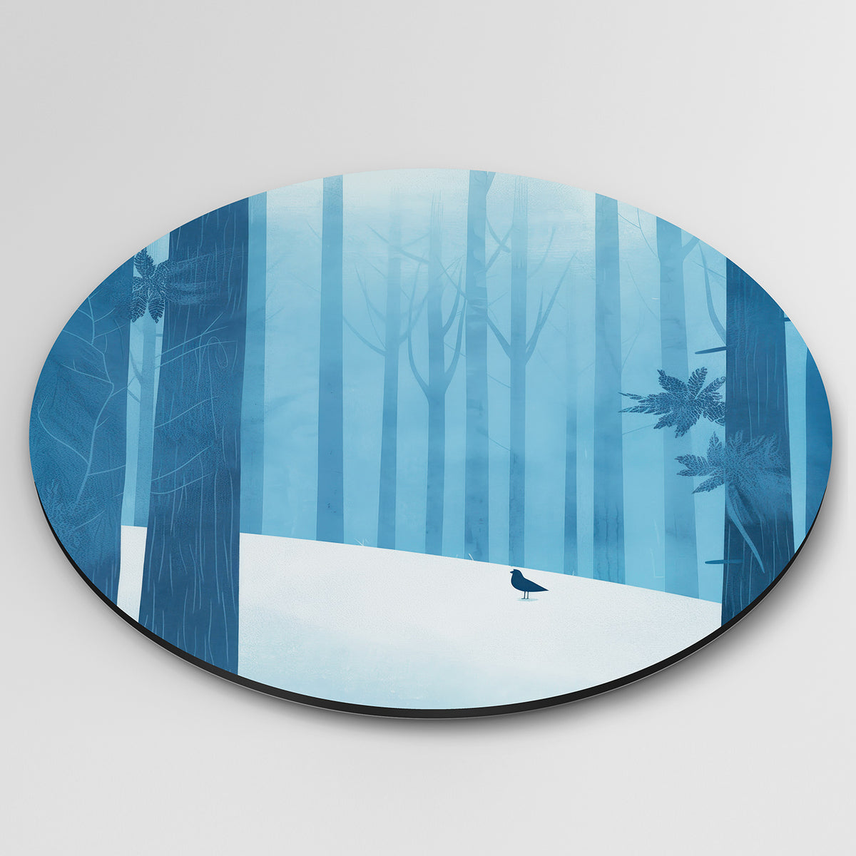 Boslandschap met vogel Muurcirkel – detailweergave – Een vogel staat in een besneeuwd bos met hoge, blauwe bomen.
