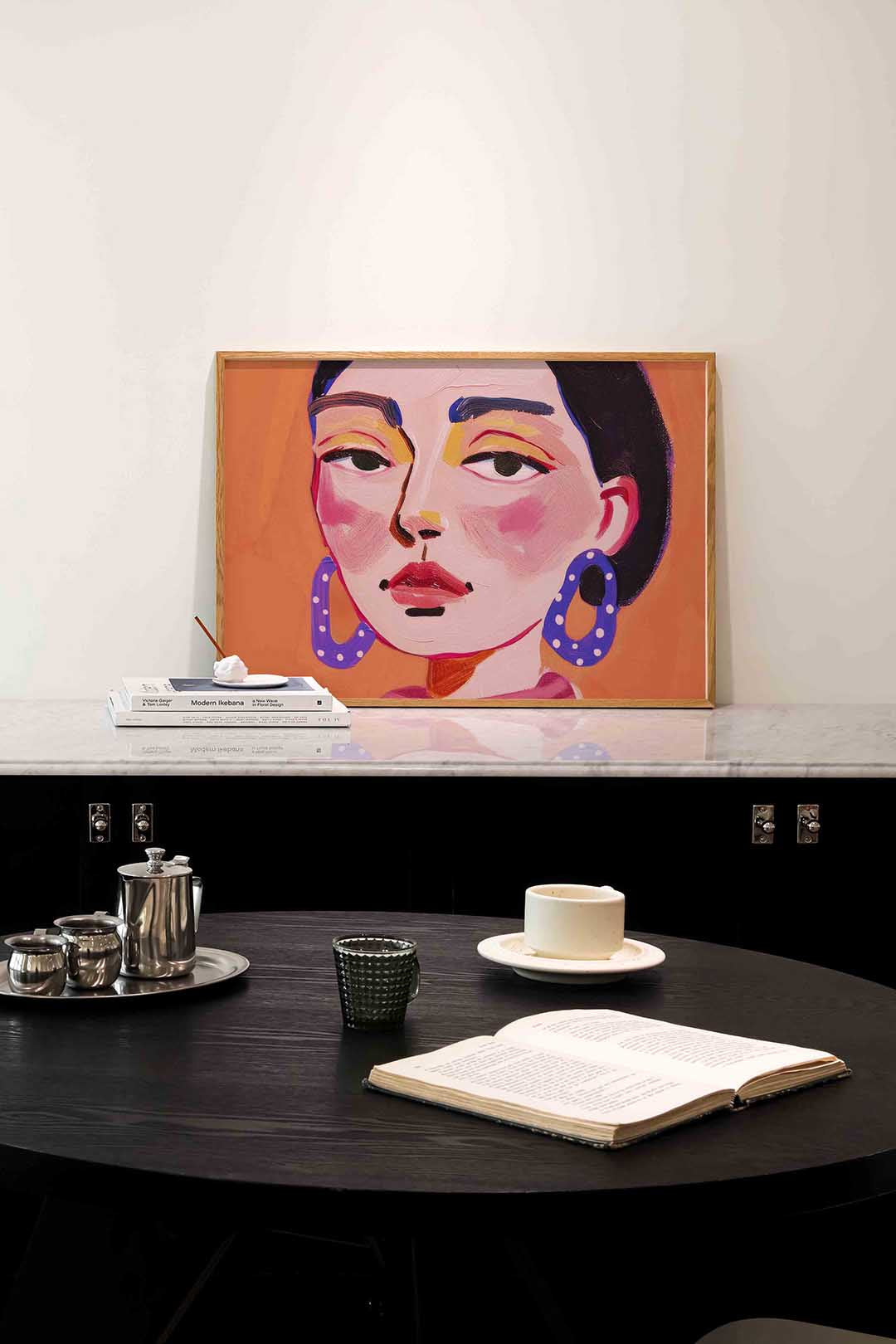 Portret met blauwe oorbellen Poster