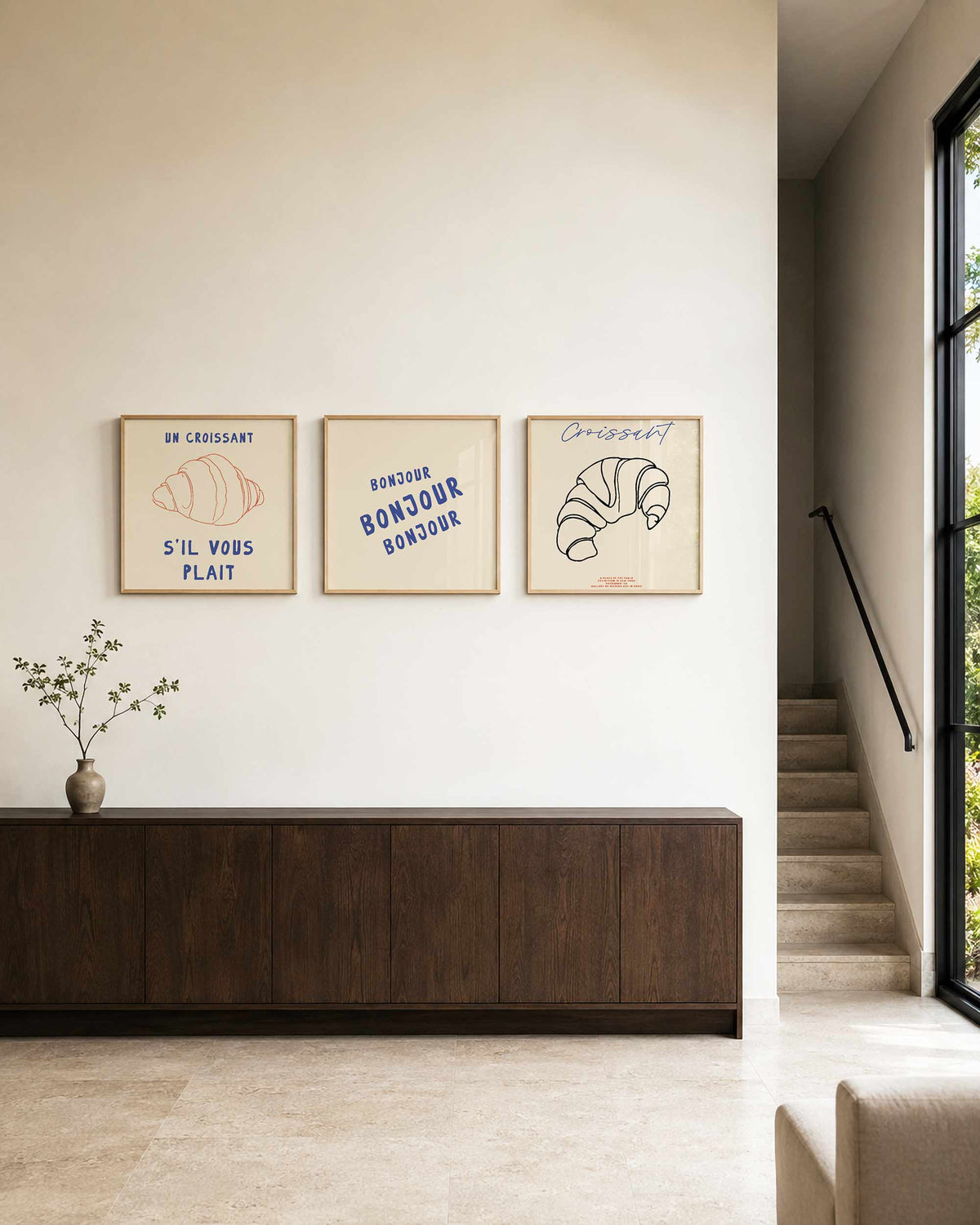 Interieurpresentatie van een driedelige vierkante posterset met croissant tekst