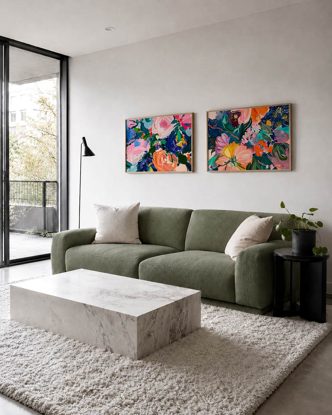 Interieurpresentatie van twee posters met roze, blauw en groen