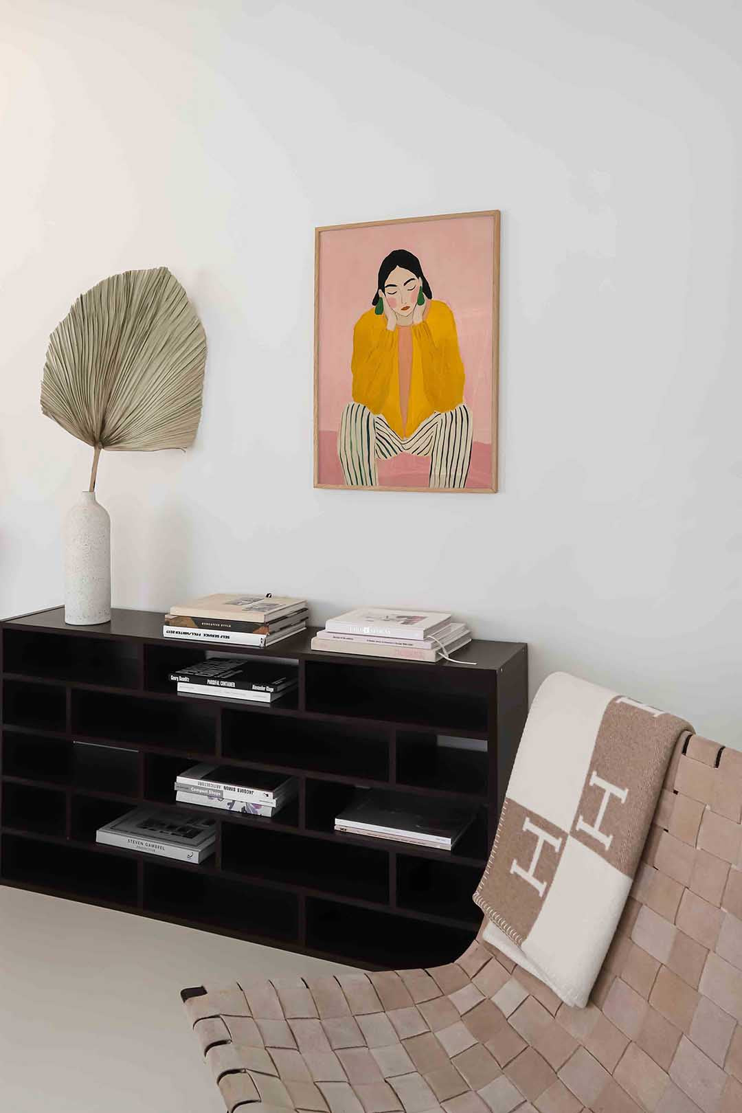 Vrouw in gele trui Poster