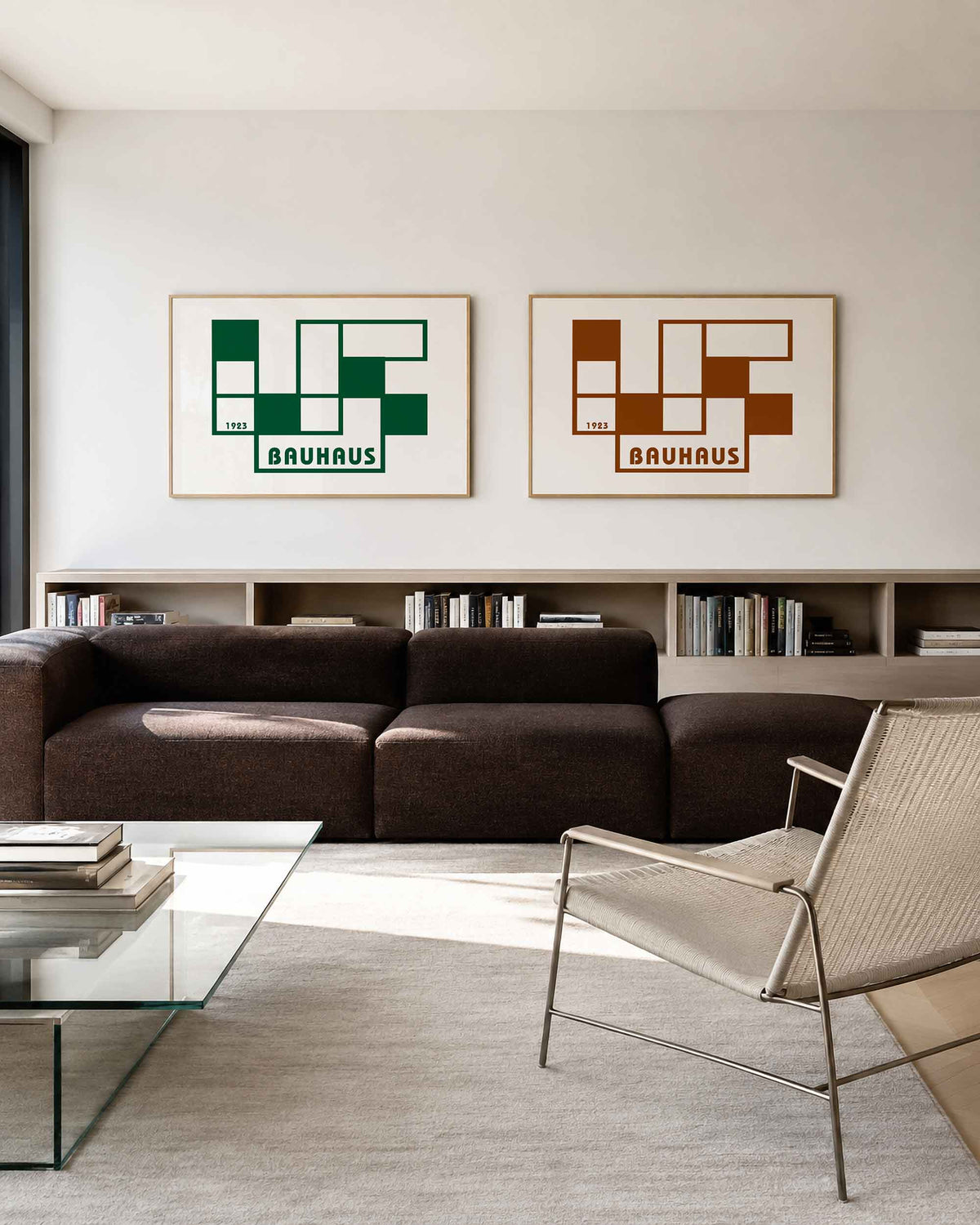 Interieurmockup van tweedelige landscape-posterset met groene en bruine rastervlakken