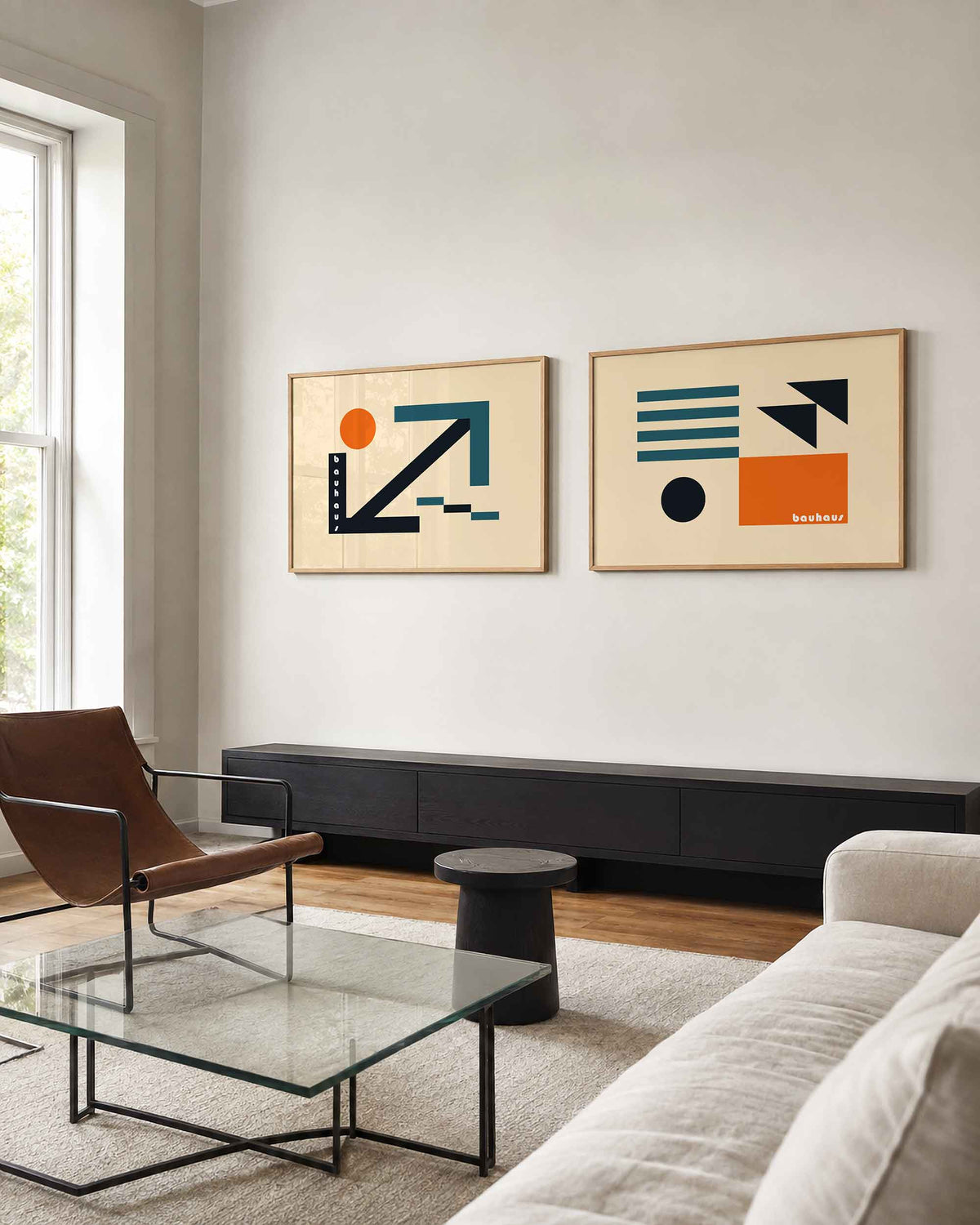 Interieurmockup van tweedelige landscape-posterset met oranje cirkels en petrol lijnen