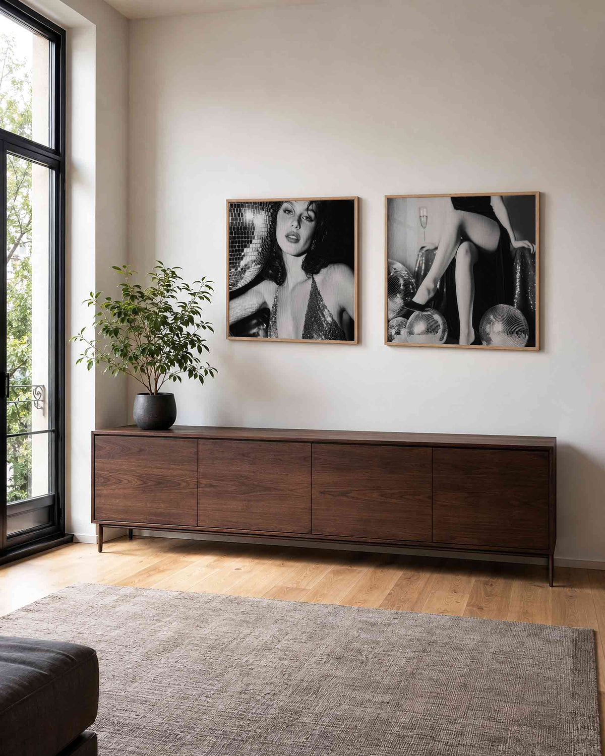 Interieurpresentatie van een tweedelige vierkante posterset met discoportretten