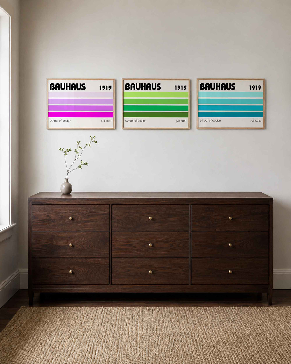 Interieurmockup van drieluik landscape-posterset met drie kleurenbanen