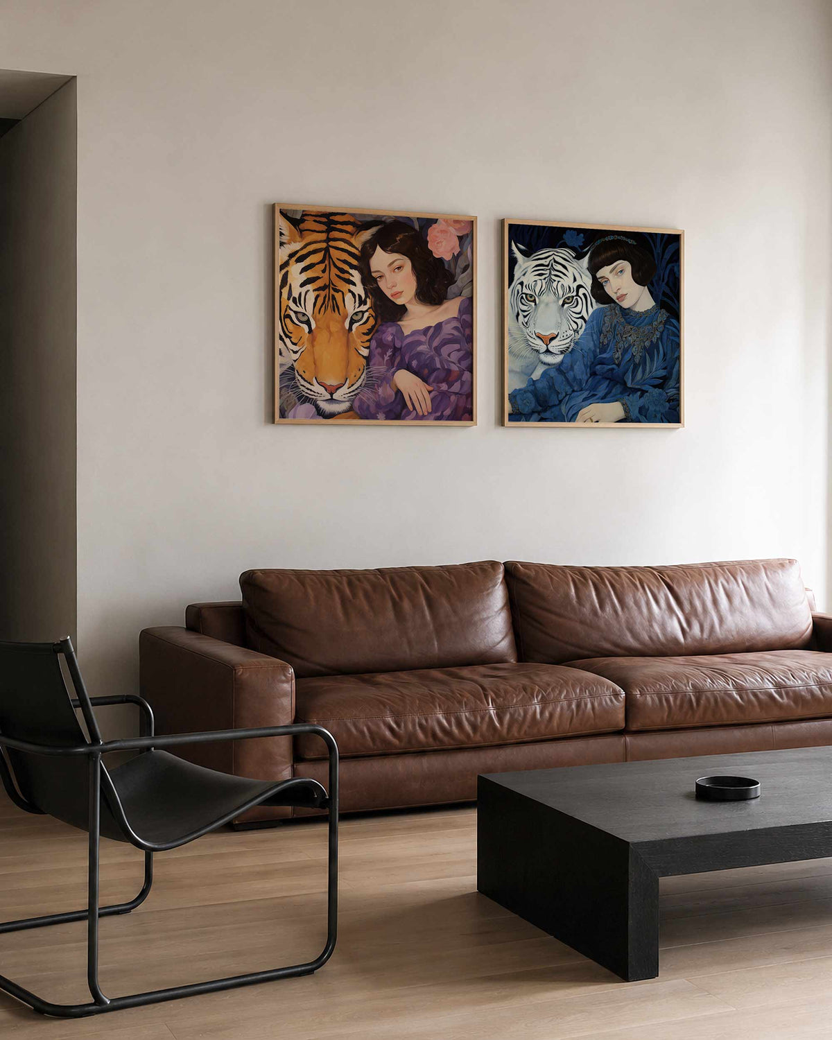 Interieurpresentatie van een tweedelige vierkante posterset met vrouwen met tijgers