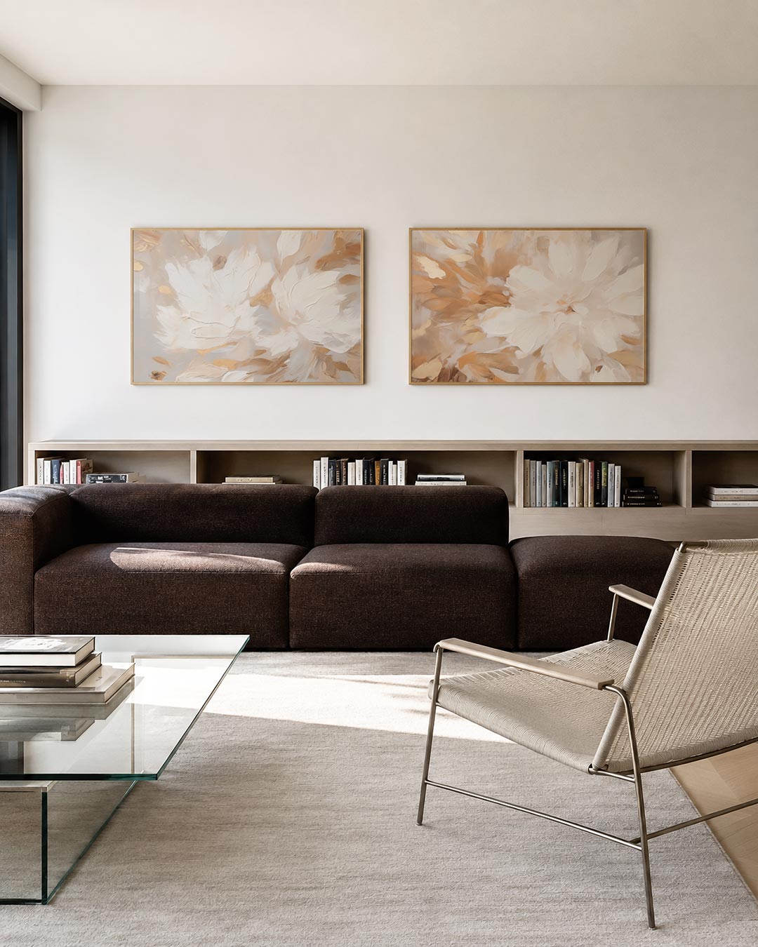 Interieurpresentatie van twee posters met vloeiende witte en beige vlakken met gouden accenten