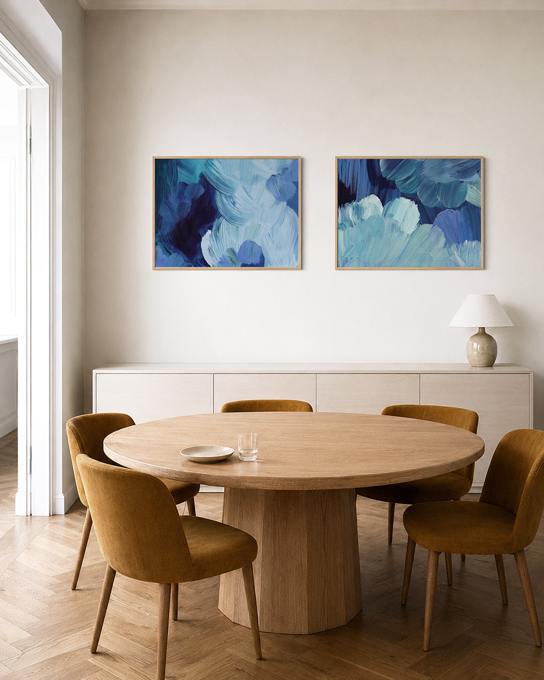 Interieurbeeld met twee liggende posters: deze tweedelige posterset heeft blauwe penseelstreken