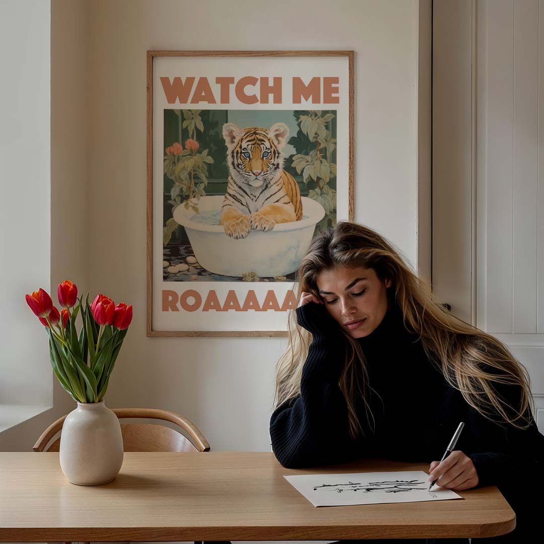 Schattige Tijger in Bad Poster-WallArtistic