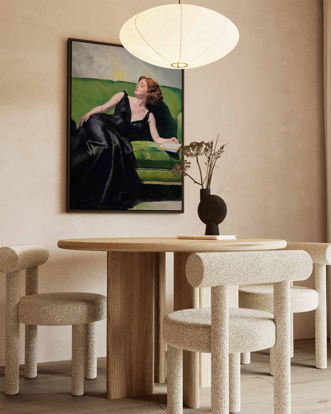 Vrouw Op Groene Bank Kunstwerk-canvas-dibond-plexiglas-wanddecoratie-WallArtistic