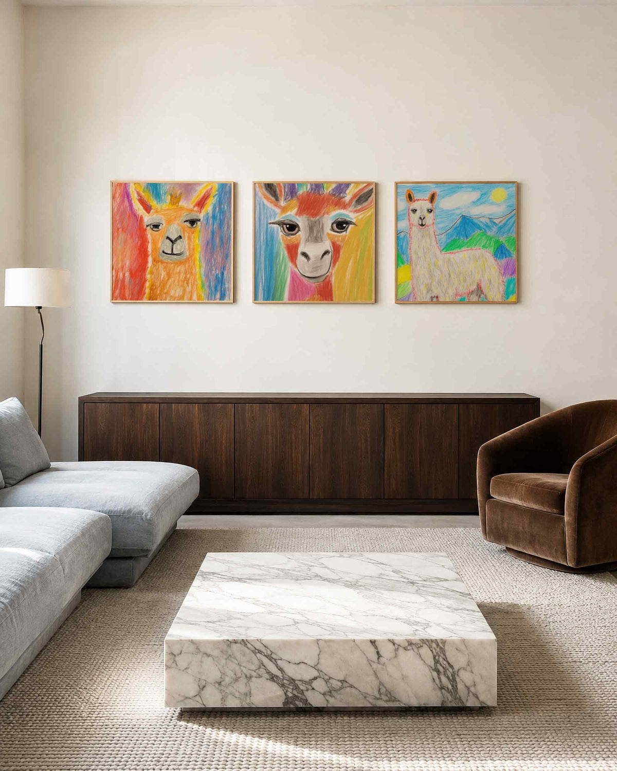 Interieurpresentatie van een driedelige vierkante posterset met kleurrijke dieren