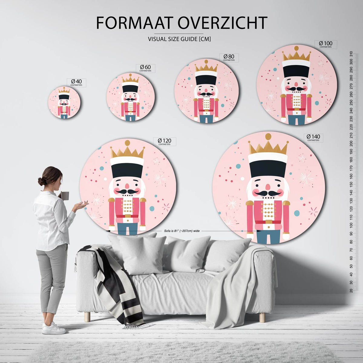 Speelse notenkraker Muurcirkel – extra productweergave – Een notenkrakerfiguur met een gouden kroon en roze uniform op een