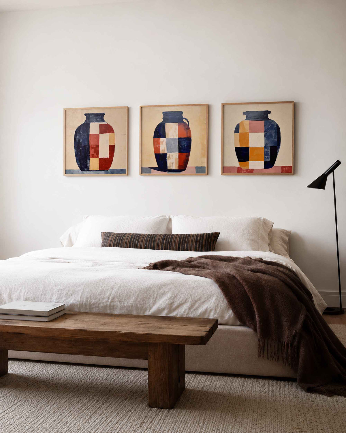 Interieurpresentatie van een driedelige vierkante posterset met abstracte kannen