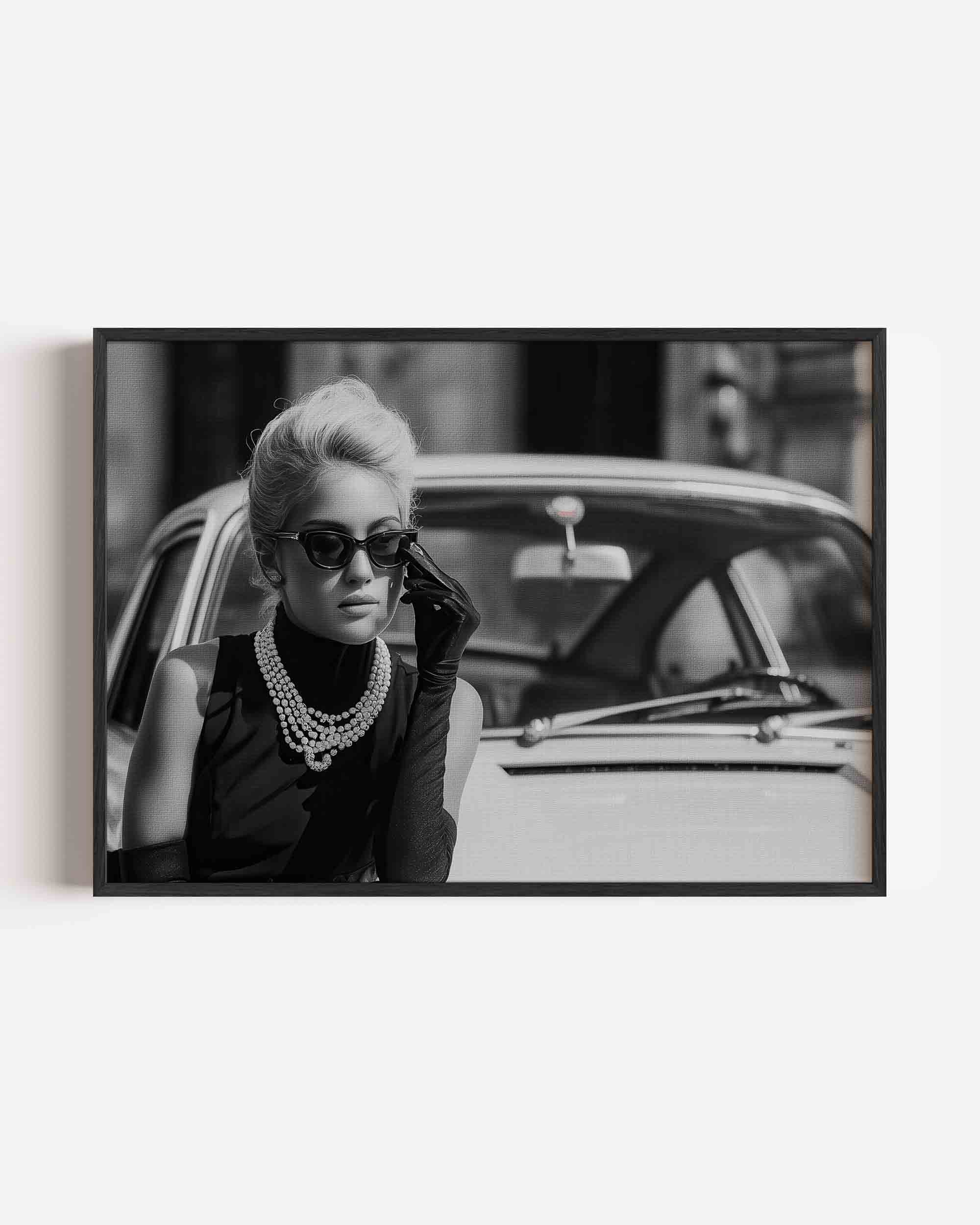 Elegante vrouw met auto Poster